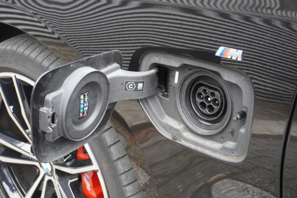 330e | Elektrisch glazen schuif-/kanteldak | Trekhaak met elektrisch wegklapbare kogel | Driving Assistant Professional | Harman Kardon Surround Sound Systeem | BMW Head-Up Display | Parking