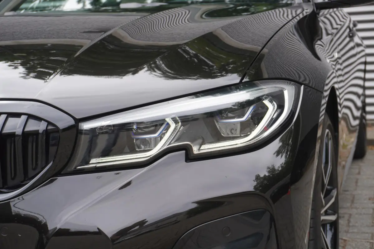 330e | Elektrisch glazen schuif-/kanteldak | Trekhaak met elektrisch wegklapbare kogel | Driving Assistant Professional | Harman Kardon Surround Sound Systeem | BMW Head-Up Display | Parking