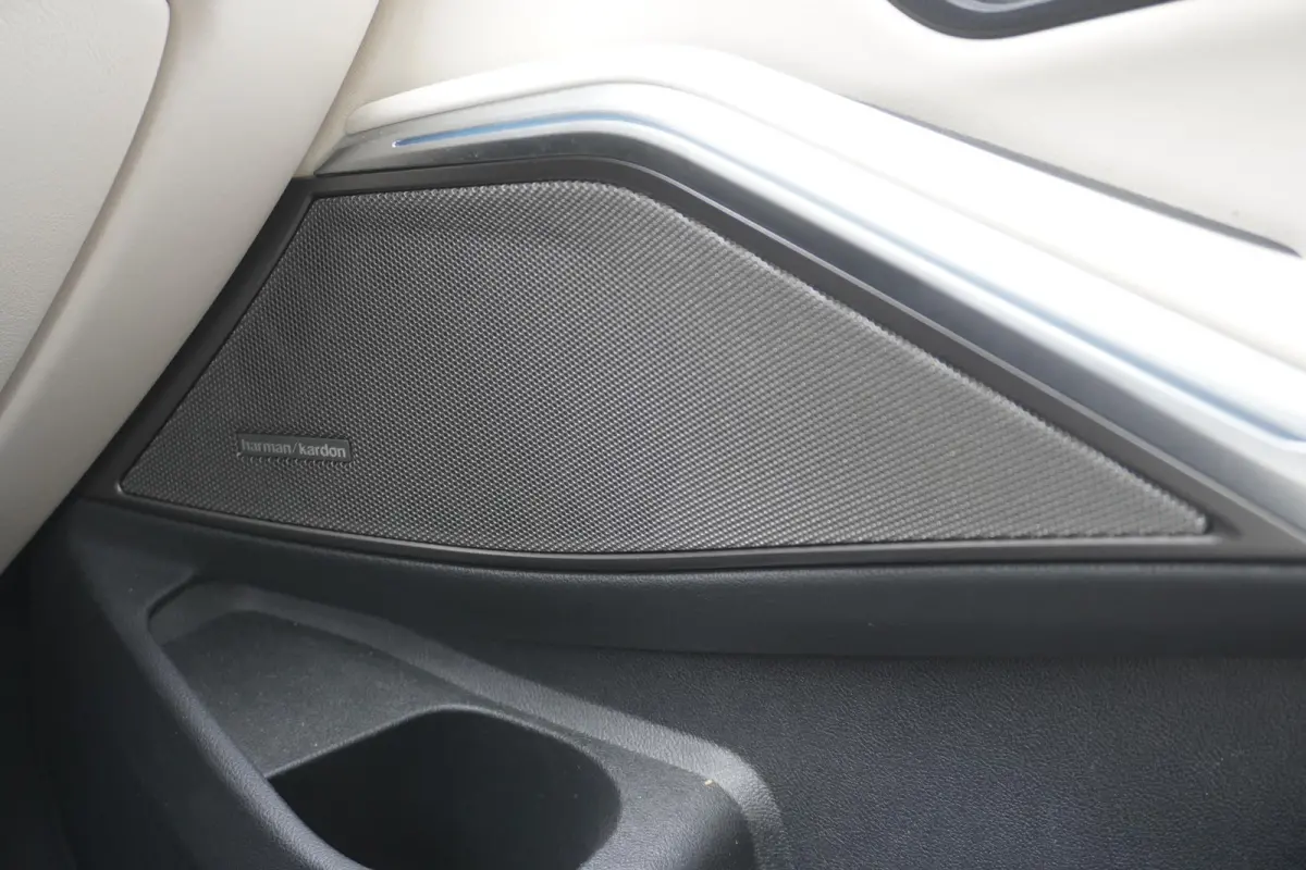 330e | Elektrisch glazen schuif-/kanteldak | Trekhaak met elektrisch wegklapbare kogel | Driving Assistant Professional | Harman Kardon Surround Sound Systeem | BMW Head-Up Display | Parking
