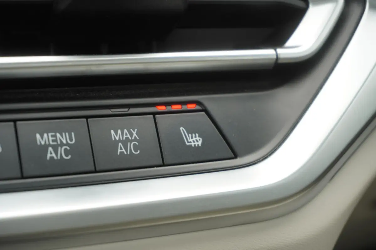 330e | Elektrisch glazen schuif-/kanteldak | Trekhaak met elektrisch wegklapbare kogel | Driving Assistant Professional | Harman Kardon Surround Sound Systeem | BMW Head-Up Display | Parking