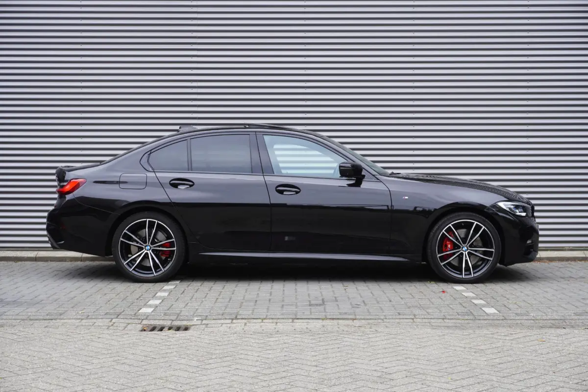 330e | Elektrisch glazen schuif-/kanteldak | Trekhaak met elektrisch wegklapbare kogel | Driving Assistant Professional | Harman Kardon Surround Sound Systeem | BMW Head-Up Display | Parking