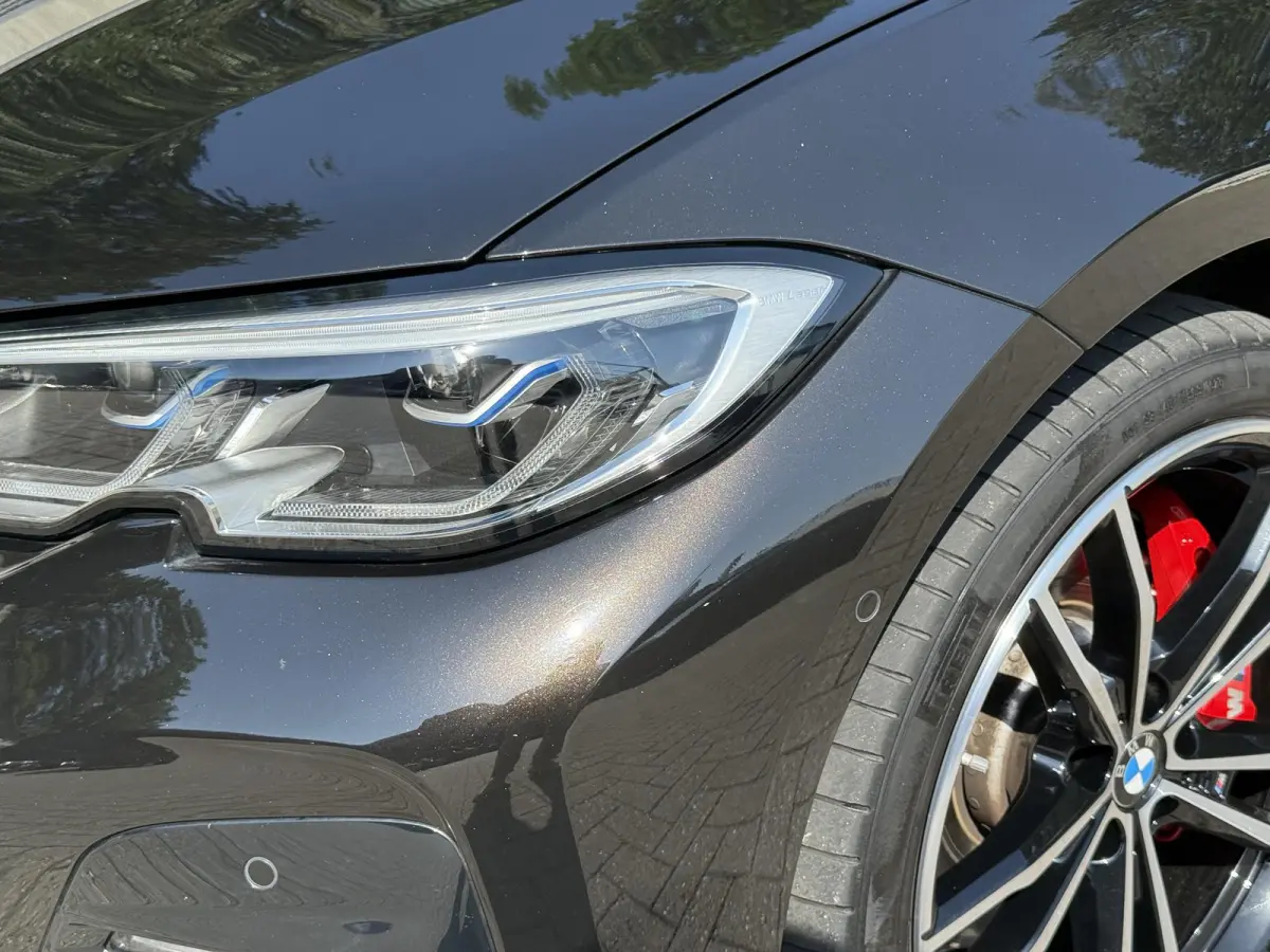 330e | Elektrisch glazen schuif-/kanteldak | Trekhaak met elektrisch wegklapbare kogel | Driving Assistant Professional | Harman Kardon Surround Sound Systeem | BMW Head-Up Display | Parking