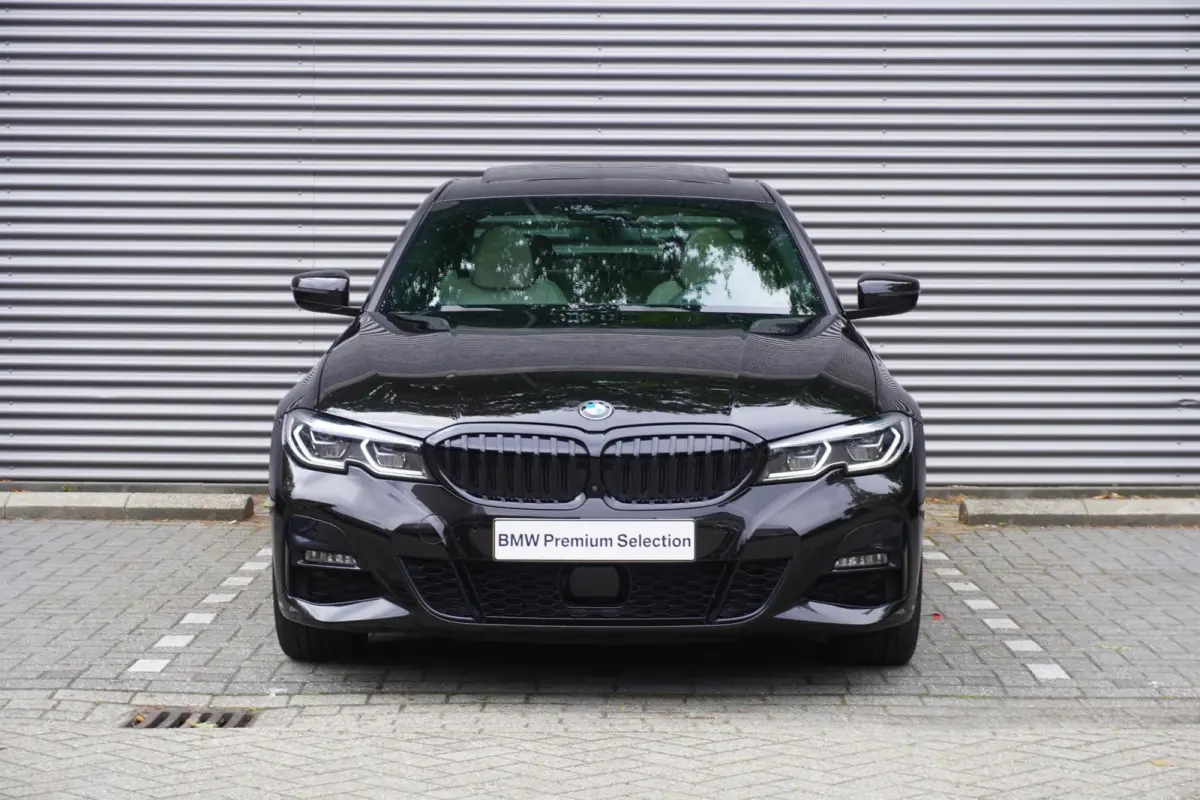 330e | Elektrisch glazen schuif-/kanteldak | Trekhaak met elektrisch wegklapbare kogel | Driving Assistant Professional | Harman Kardon Surround Sound Systeem | BMW Head-Up Display | Parking