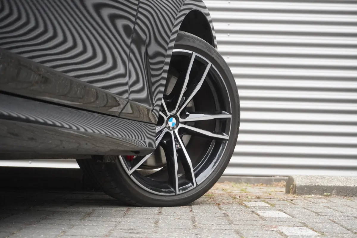 330e | Elektrisch glazen schuif-/kanteldak | Trekhaak met elektrisch wegklapbare kogel | Driving Assistant Professional | Harman Kardon Surround Sound Systeem | BMW Head-Up Display | Parking