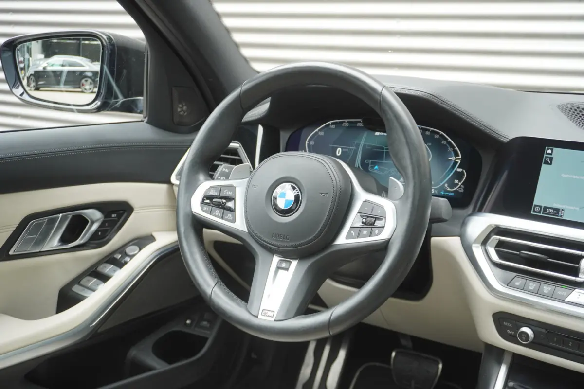 330e | Elektrisch glazen schuif-/kanteldak | Trekhaak met elektrisch wegklapbare kogel | Driving Assistant Professional | Harman Kardon Surround Sound Systeem | BMW Head-Up Display | Parking