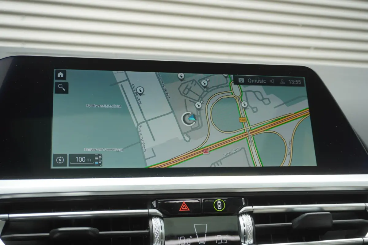 330e | Elektrisch glazen schuif-/kanteldak | Trekhaak met elektrisch wegklapbare kogel | Driving Assistant Professional | Harman Kardon Surround Sound Systeem | BMW Head-Up Display | Parking