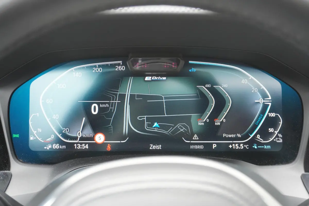 330e | Elektrisch glazen schuif-/kanteldak | Trekhaak met elektrisch wegklapbare kogel | Driving Assistant Professional | Harman Kardon Surround Sound Systeem | BMW Head-Up Display | Parking