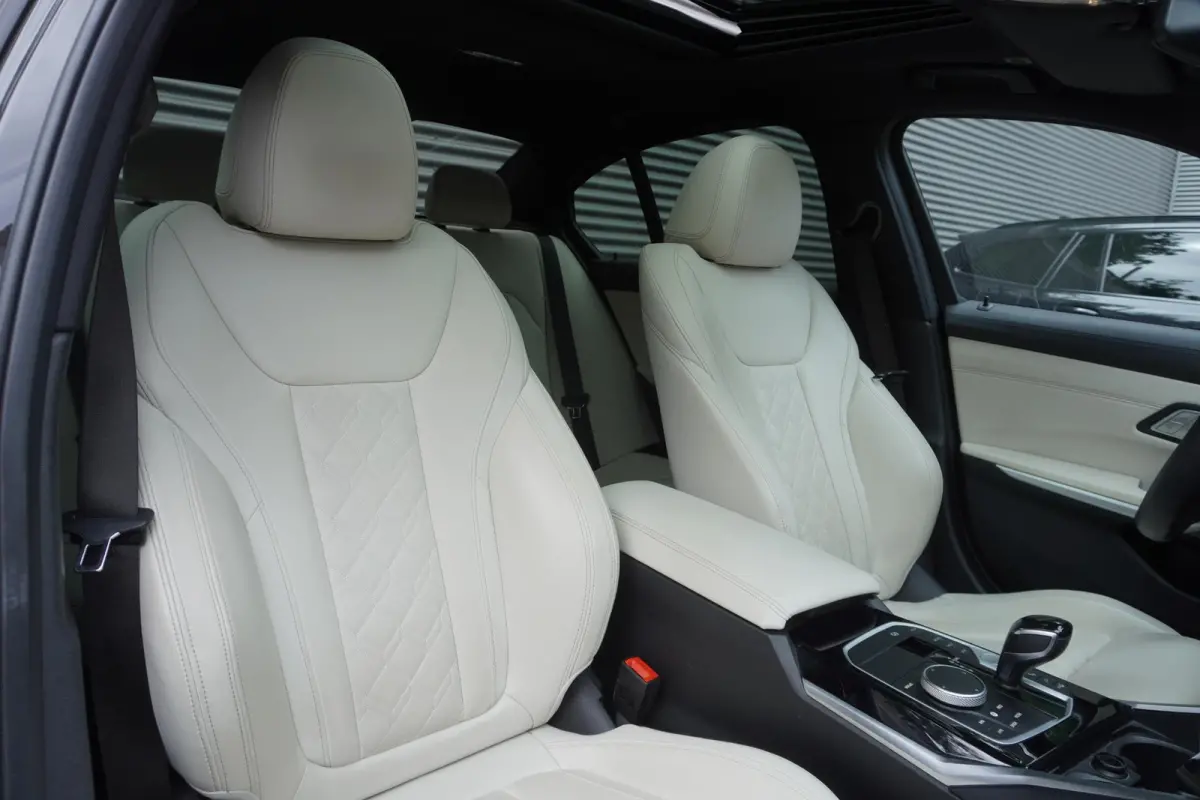 330e | Elektrisch glazen schuif-/kanteldak | Trekhaak met elektrisch wegklapbare kogel | Driving Assistant Professional | Harman Kardon Surround Sound Systeem | BMW Head-Up Display | Parking