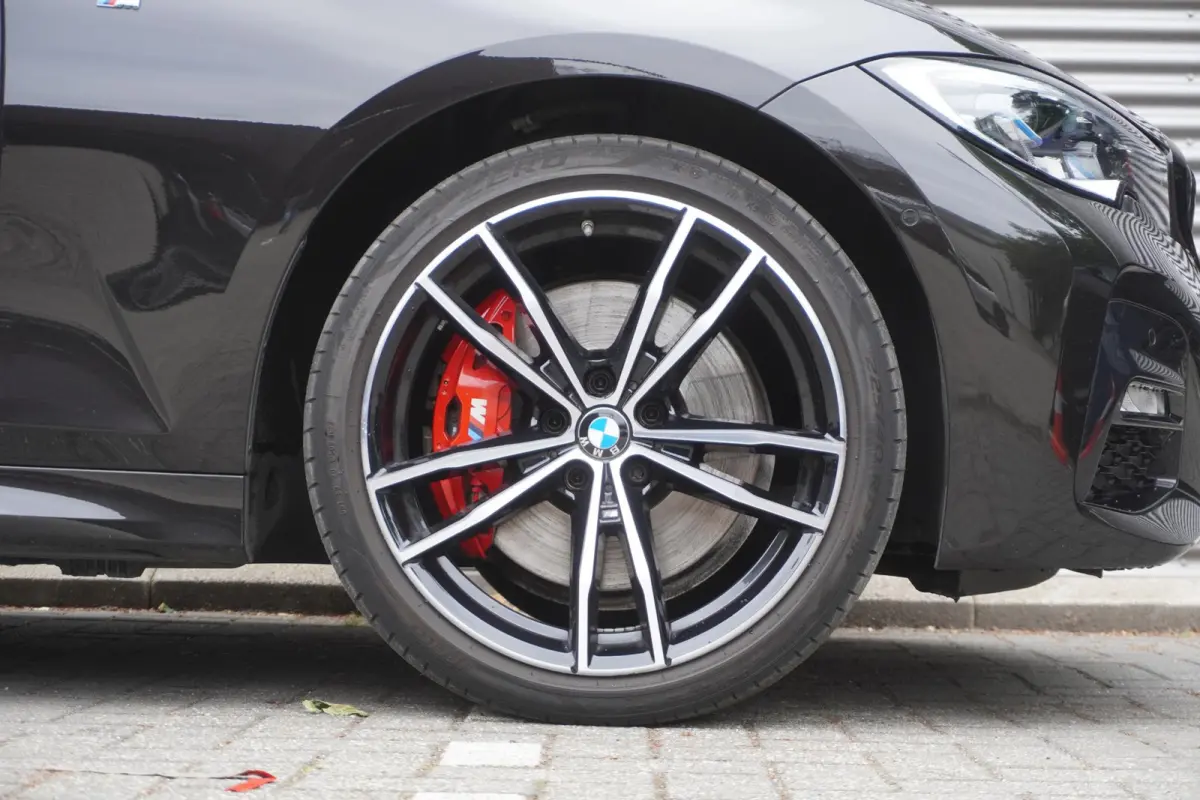 330e | Elektrisch glazen schuif-/kanteldak | Trekhaak met elektrisch wegklapbare kogel | Driving Assistant Professional | Harman Kardon Surround Sound Systeem | BMW Head-Up Display | Parking