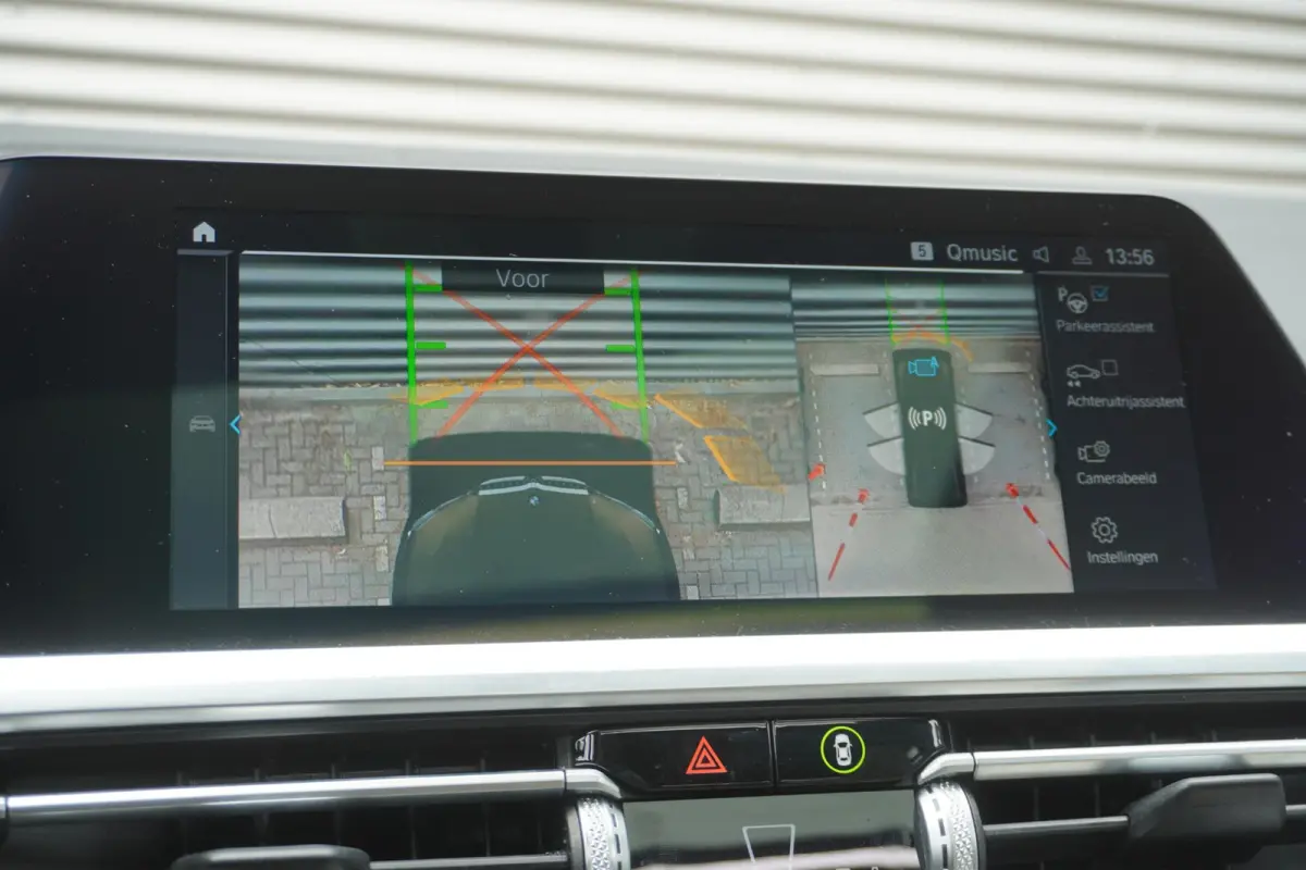 330e | Elektrisch glazen schuif-/kanteldak | Trekhaak met elektrisch wegklapbare kogel | Driving Assistant Professional | Harman Kardon Surround Sound Systeem | BMW Head-Up Display | Parking