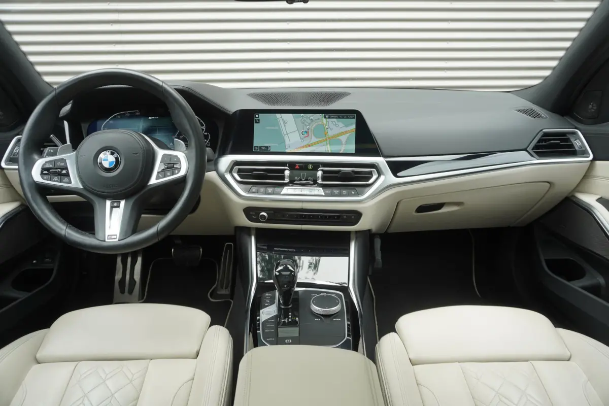 330e | Elektrisch glazen schuif-/kanteldak | Trekhaak met elektrisch wegklapbare kogel | Driving Assistant Professional | Harman Kardon Surround Sound Systeem | BMW Head-Up Display | Parking