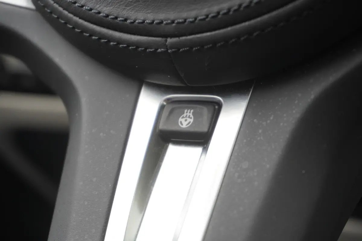 330e | Elektrisch glazen schuif-/kanteldak | Trekhaak met elektrisch wegklapbare kogel | Driving Assistant Professional | Harman Kardon Surround Sound Systeem | BMW Head-Up Display | Parking