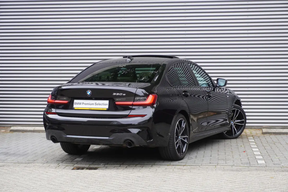 330e | Elektrisch glazen schuif-/kanteldak | Trekhaak met elektrisch wegklapbare kogel | Driving Assistant Professional | Harman Kardon Surround Sound Systeem | BMW Head-Up Display | Parking