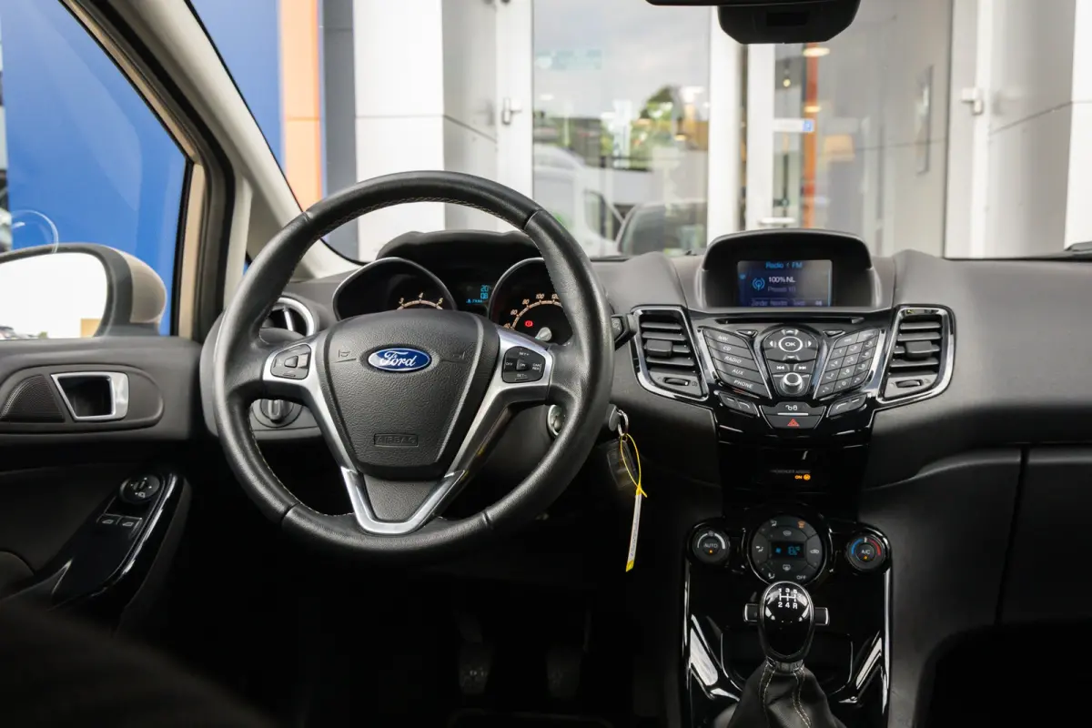 1.0 EcoBoost Titanium | Cruise control | Navigatie | Parkeersensoren | Verwarmde voorruit | Clima | Airco (automatisch) | Cruise control | Lichtmetalen velgen 16"