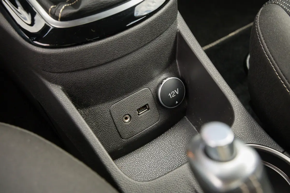 1.0 EcoBoost Titanium | Cruise control | Navigatie | Parkeersensoren | Verwarmde voorruit | Clima | Airco (automatisch) | Cruise control | Lichtmetalen velgen 16"