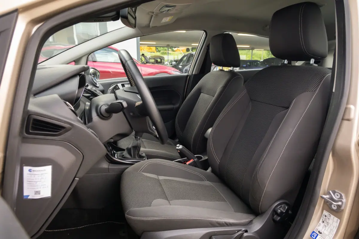 1.0 EcoBoost Titanium | Cruise control | Navigatie | Parkeersensoren | Verwarmde voorruit | Clima | Airco (automatisch) | Cruise control | Lichtmetalen velgen 16"