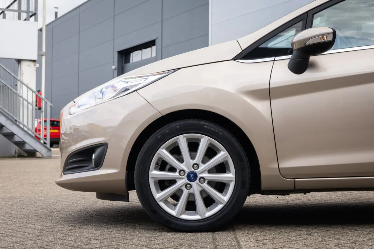 1.0 EcoBoost Titanium | Cruise control | Navigatie | Parkeersensoren | Verwarmde voorruit | Clima | Airco (automatisch) | Cruise control | Lichtmetalen velgen 16"