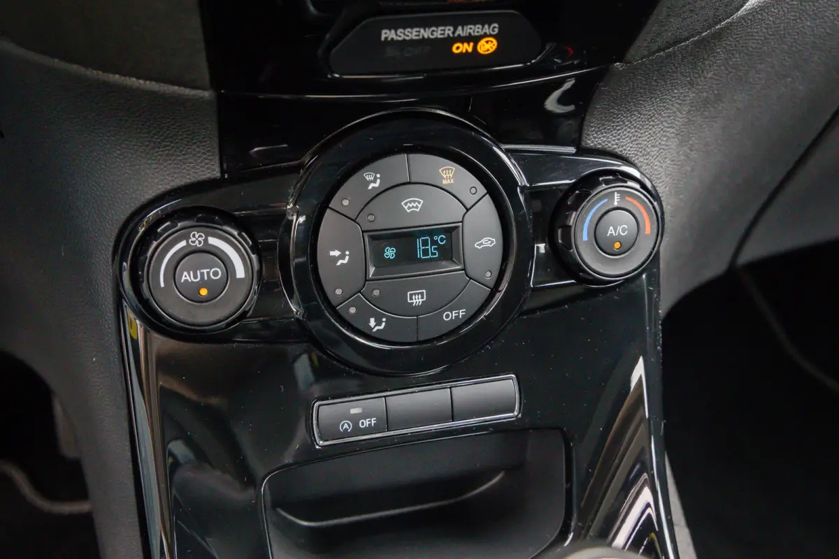 1.0 EcoBoost Titanium | Cruise control | Navigatie | Parkeersensoren | Verwarmde voorruit | Clima | Airco (automatisch) | Cruise control | Lichtmetalen velgen 16"