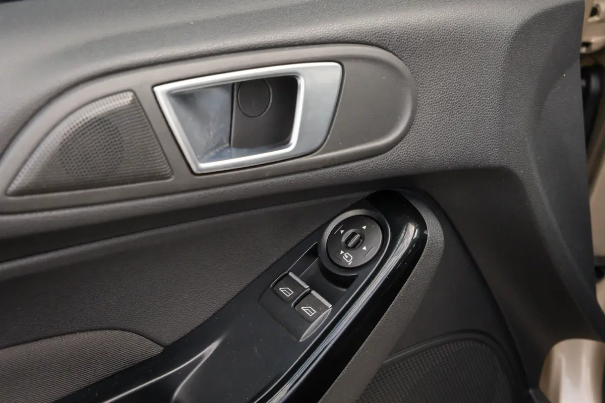 1.0 EcoBoost Titanium | Cruise control | Navigatie | Parkeersensoren | Verwarmde voorruit | Clima | Airco (automatisch) | Cruise control | Lichtmetalen velgen 16"