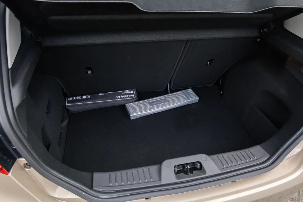 1.0 EcoBoost Titanium | Cruise control | Navigatie | Parkeersensoren | Verwarmde voorruit | Clima | Airco (automatisch) | Cruise control | Lichtmetalen velgen 16"