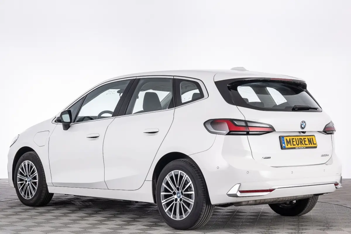 225 xDrive Luxury Line | Keyless | Camera | Sportstoelen | PHEV |