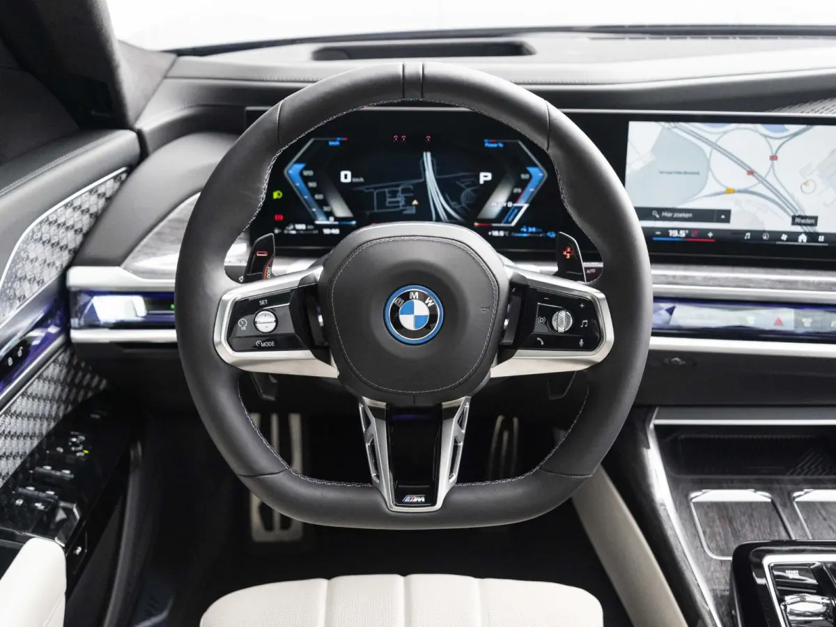 M760e SoH 100% | M Performance Pack | Connoisseur Pack | 21 inch velgen | Executive Drive Pro | Integral Active Steering | BMW Iconic Glow kristalkoplampen | Driving Assistant Professional B