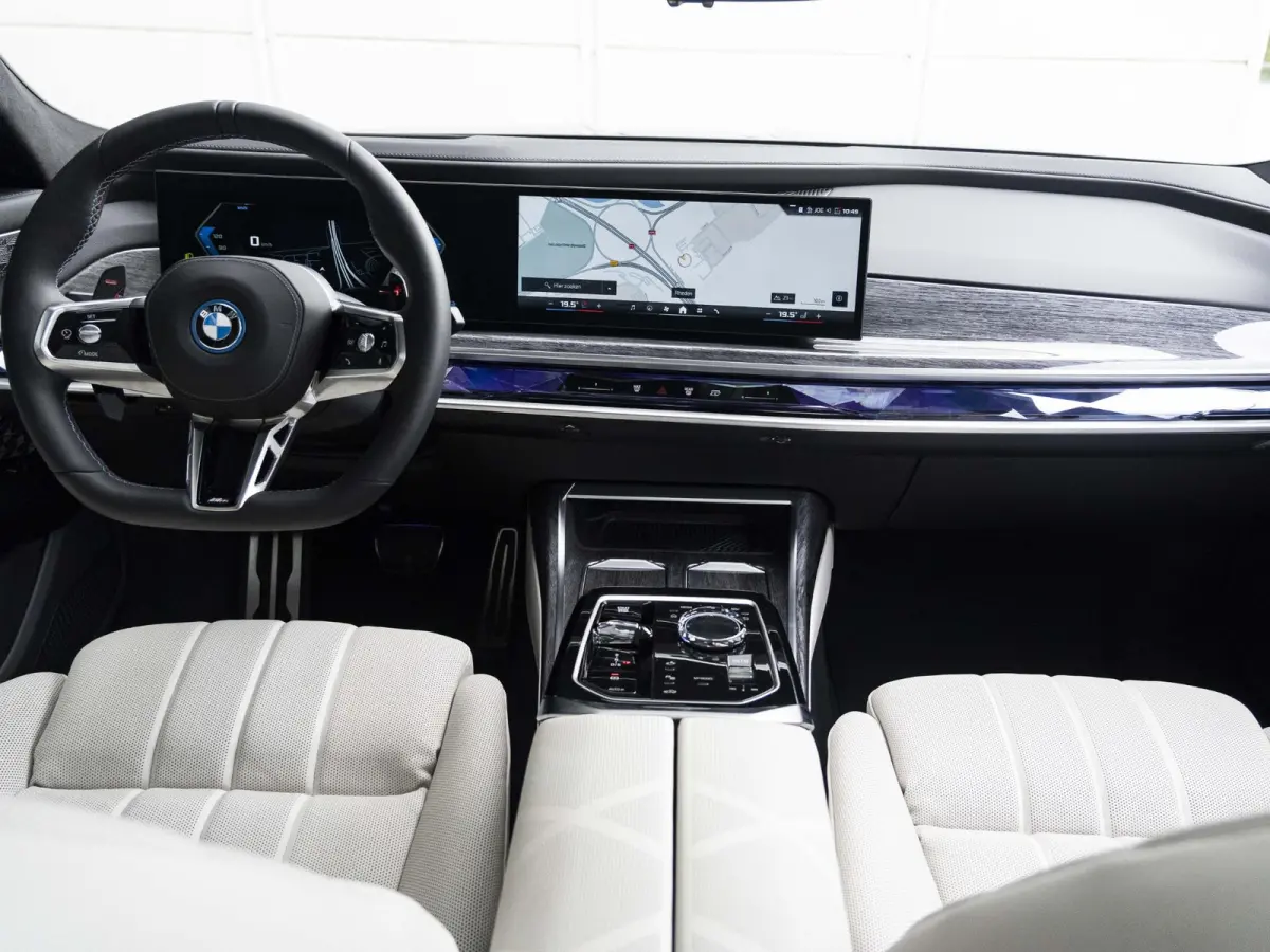 M760e SoH 100% | M Performance Pack | Connoisseur Pack | 21 inch velgen | Executive Drive Pro | Integral Active Steering | BMW Iconic Glow kristalkoplampen | Driving Assistant Professional B