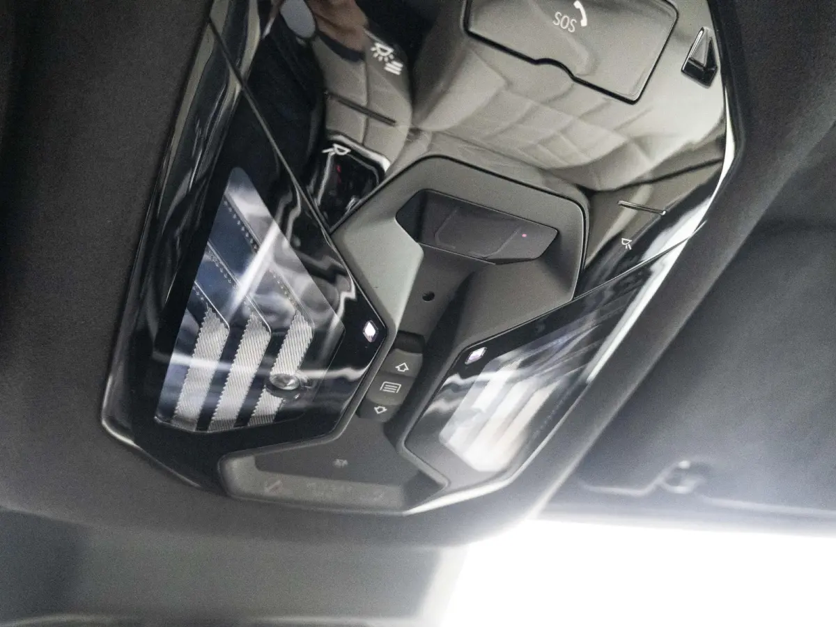 M760e SoH 100% | M Performance Pack | Connoisseur Pack | 21 inch velgen | Executive Drive Pro | Integral Active Steering | BMW Iconic Glow kristalkoplampen | Driving Assistant Professional B