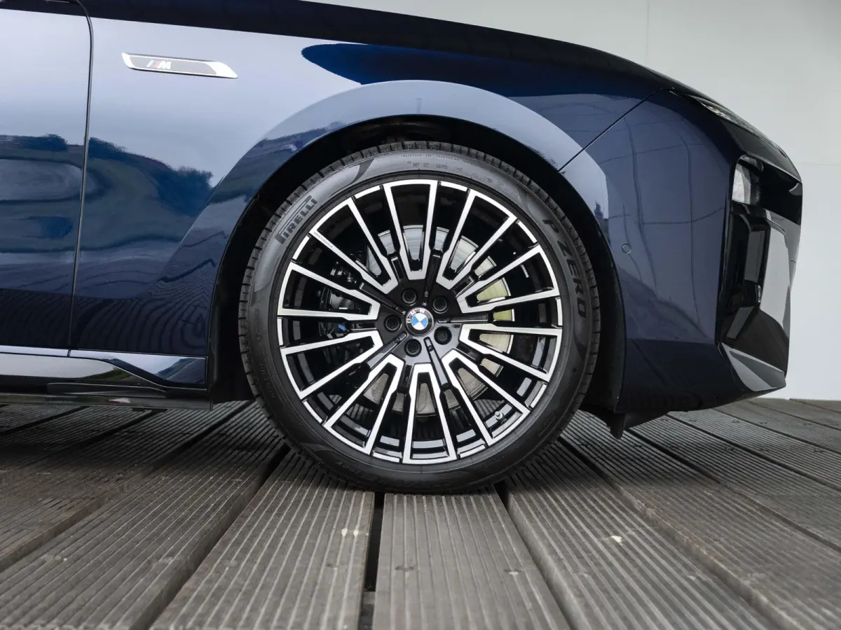 M760e SoH 100% | M Performance Pack | Connoisseur Pack | 21 inch velgen | Executive Drive Pro | Integral Active Steering | BMW Iconic Glow kristalkoplampen | Driving Assistant Professional B