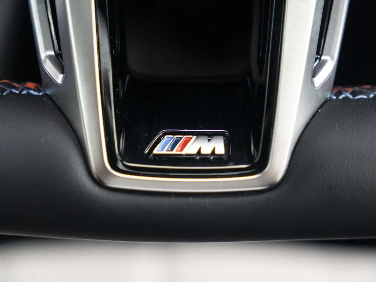 M760e SoH 100% | M Performance Pack | Connoisseur Pack | 21 inch velgen | Executive Drive Pro | Integral Active Steering | BMW Iconic Glow kristalkoplampen | Driving Assistant Professional B