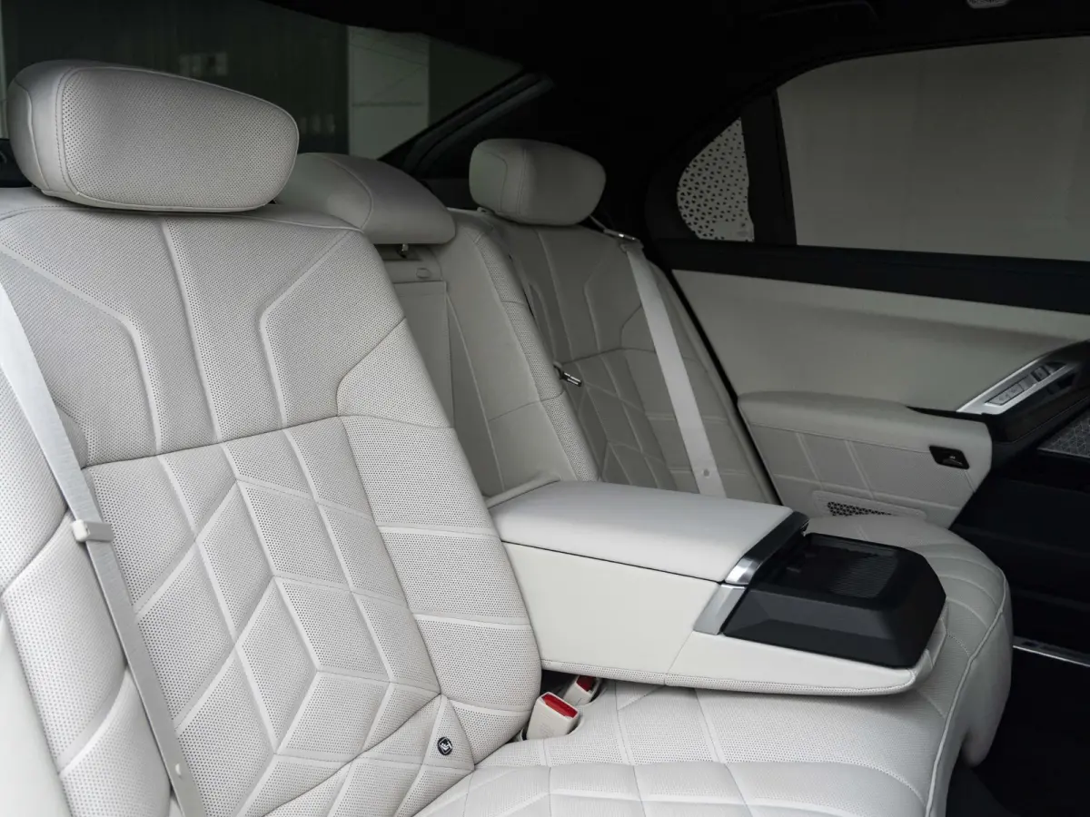 M760e SoH 100% | M Performance Pack | Connoisseur Pack | 21 inch velgen | Executive Drive Pro | Integral Active Steering | BMW Iconic Glow kristalkoplampen | Driving Assistant Professional B