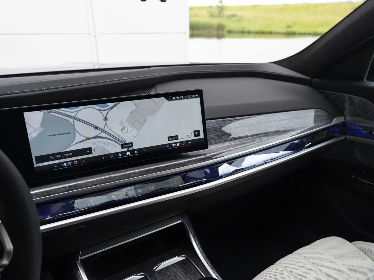 M760e SoH 100% | M Performance Pack | Connoisseur Pack | 21 inch velgen | Executive Drive Pro | Integral Active Steering | BMW Iconic Glow kristalkoplampen | Driving Assistant Professional B