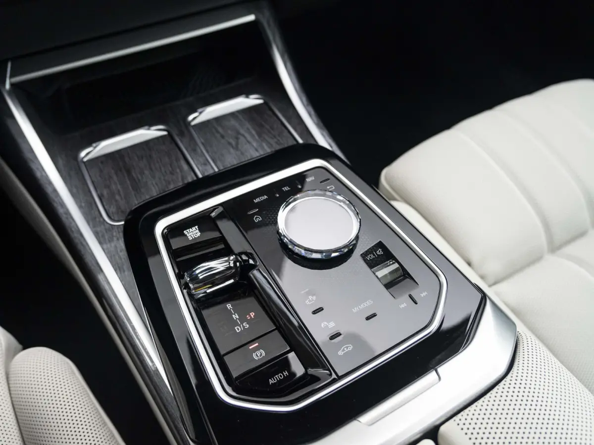 M760e SoH 100% | M Performance Pack | Connoisseur Pack | 21 inch velgen | Executive Drive Pro | Integral Active Steering | BMW Iconic Glow kristalkoplampen | Driving Assistant Professional B