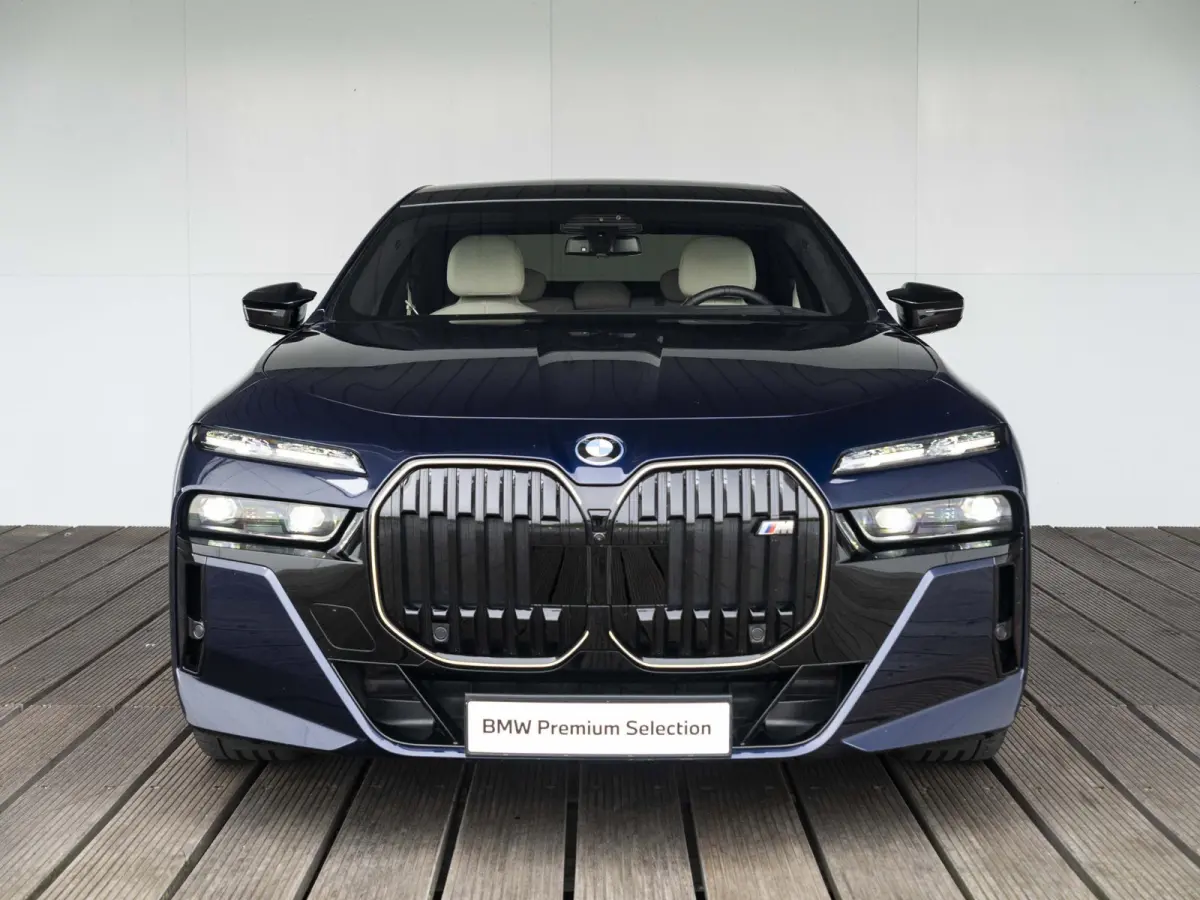 M760e SoH 100% | M Performance Pack | Connoisseur Pack | 21 inch velgen | Executive Drive Pro | Integral Active Steering | BMW Iconic Glow kristalkoplampen | Driving Assistant Professional B