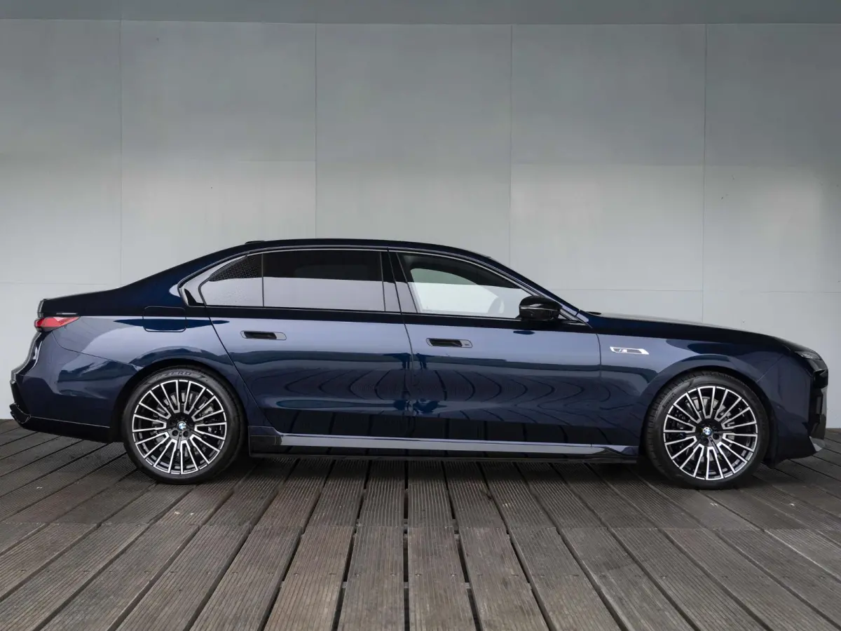 M760e SoH 100% | M Performance Pack | Connoisseur Pack | 21 inch velgen | Executive Drive Pro | Integral Active Steering | BMW Iconic Glow kristalkoplampen | Driving Assistant Professional B