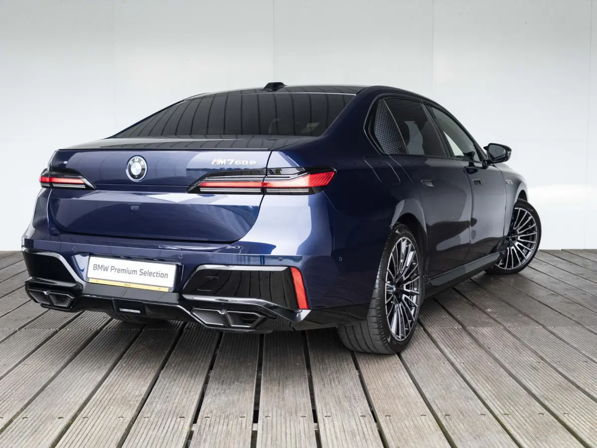 M760e SoH 100% | M Performance Pack | Connoisseur Pack | 21 inch velgen | Executive Drive Pro | Integral Active Steering | BMW Iconic Glow kristalkoplampen | Driving Assistant Professional B
