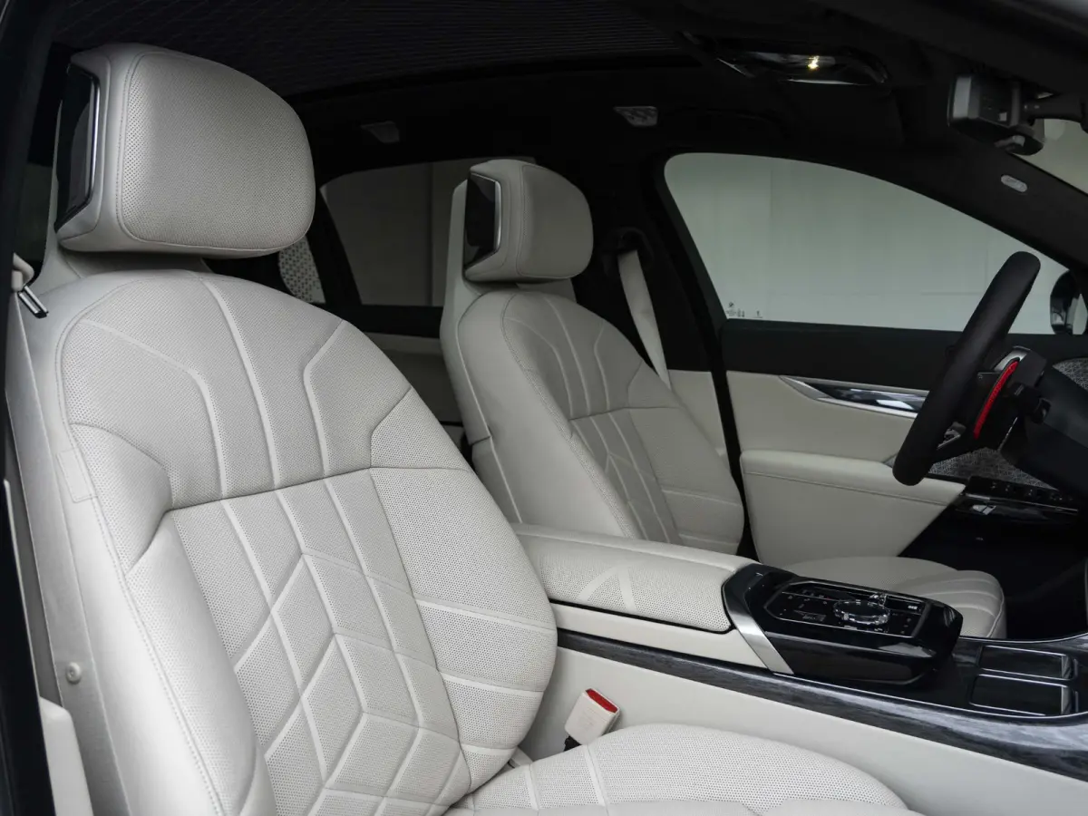M760e SoH 100% | M Performance Pack | Connoisseur Pack | 21 inch velgen | Executive Drive Pro | Integral Active Steering | BMW Iconic Glow kristalkoplampen | Driving Assistant Professional B