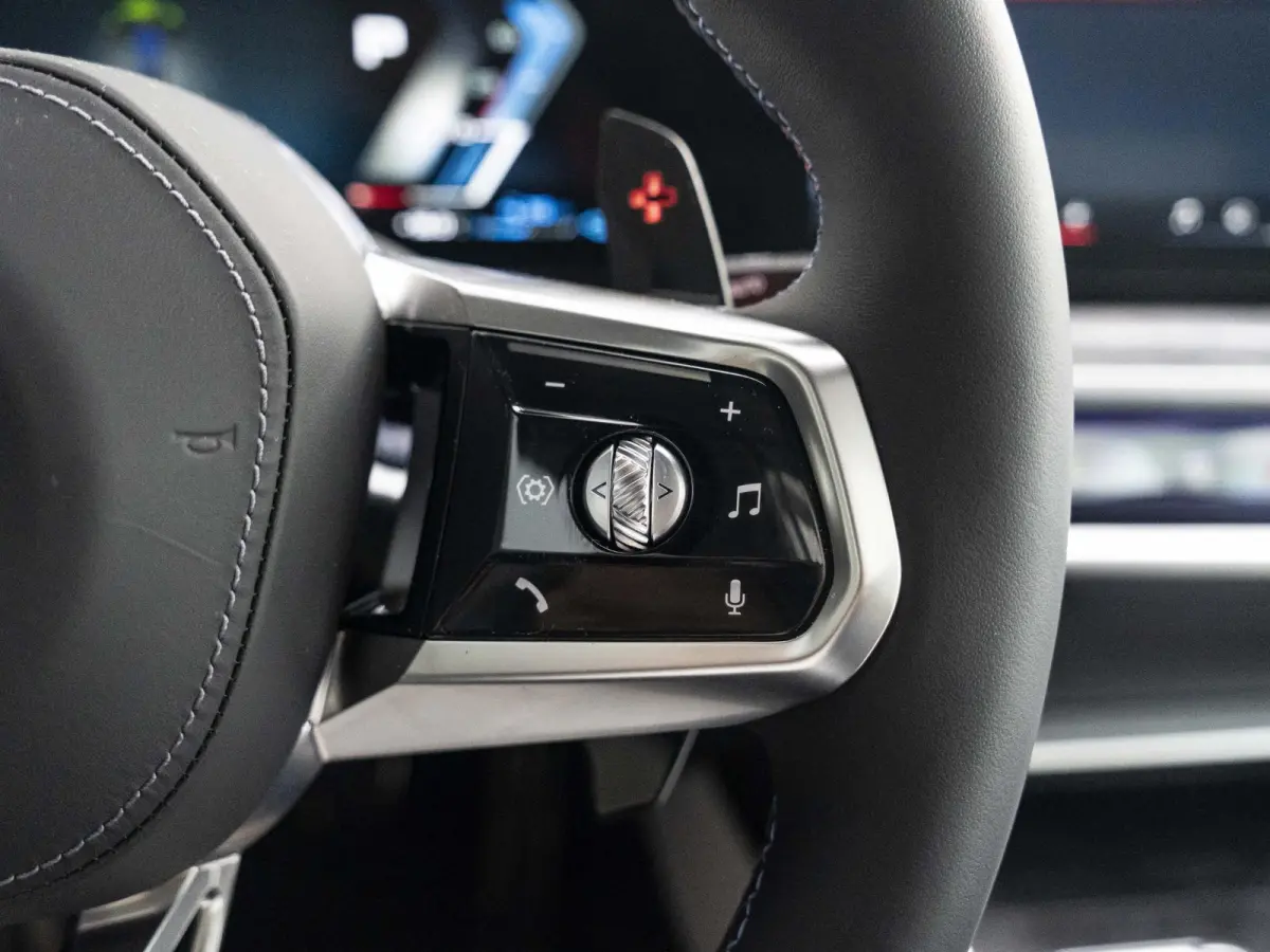 M760e SoH 100% | M Performance Pack | Connoisseur Pack | 21 inch velgen | Executive Drive Pro | Integral Active Steering | BMW Iconic Glow kristalkoplampen | Driving Assistant Professional B