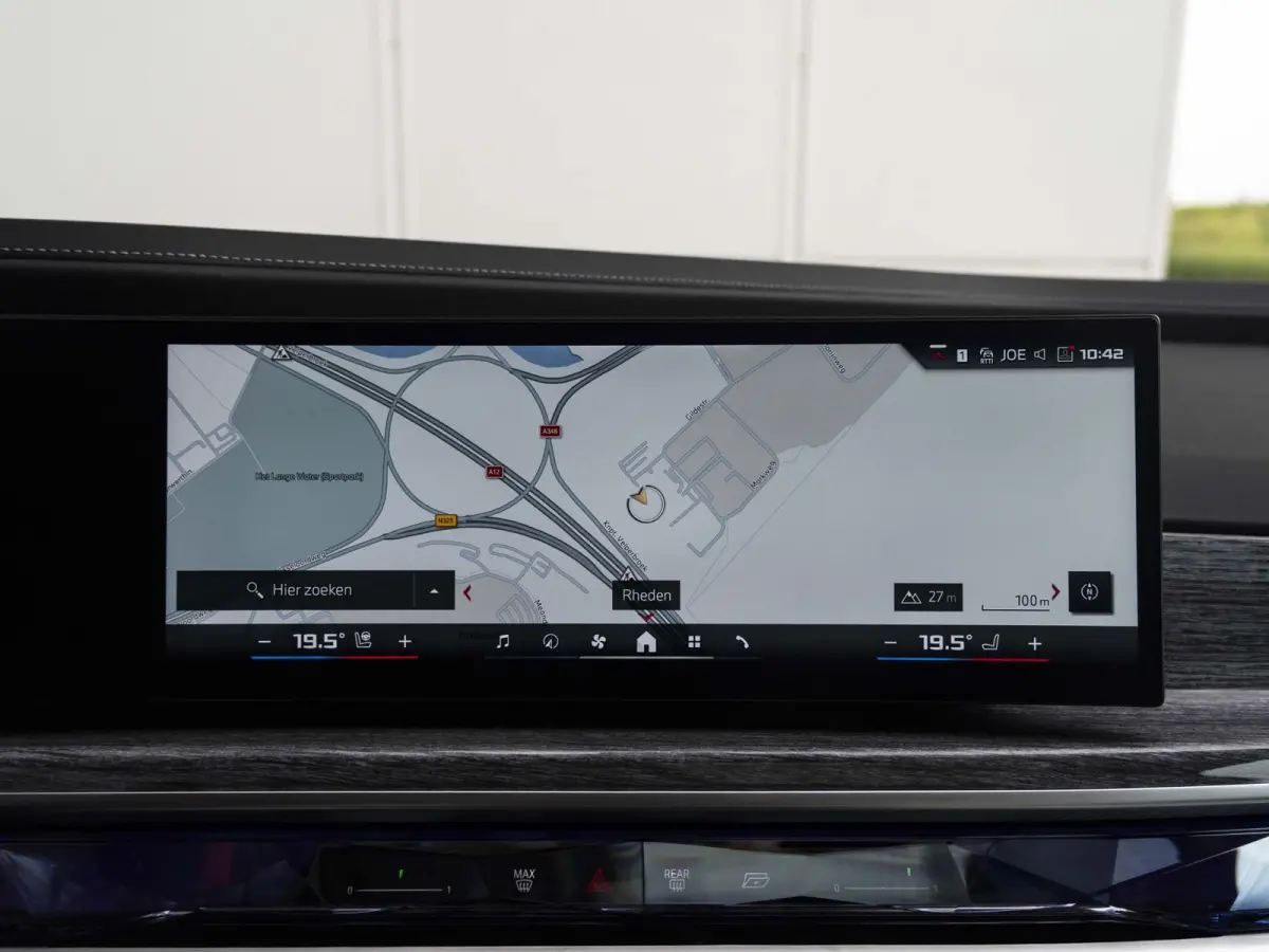M760e SoH 100% | M Performance Pack | Connoisseur Pack | 21 inch velgen | Executive Drive Pro | Integral Active Steering | BMW Iconic Glow kristalkoplampen | Driving Assistant Professional B
