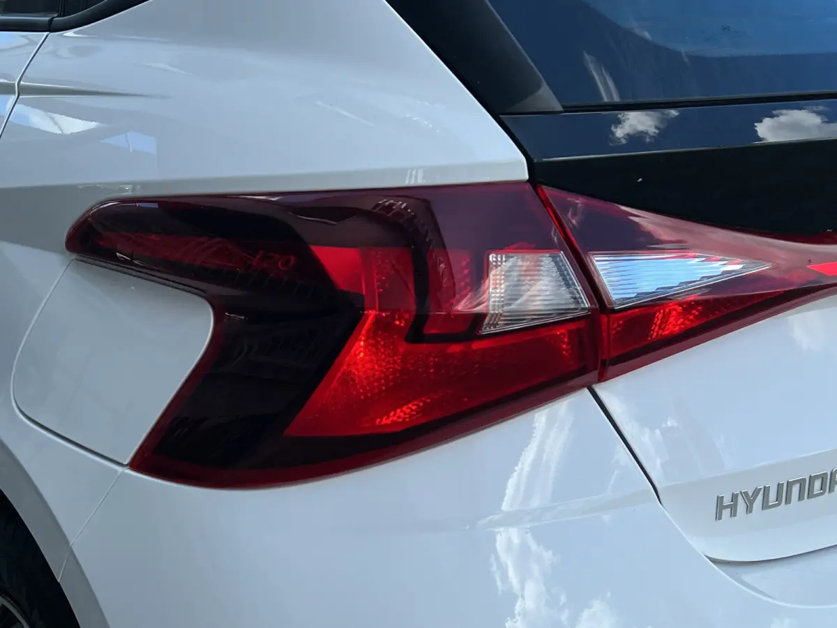 1.0 T-GDI 100pk Comfort | Airco | Camera | Carplay | Cruise control | Dodehoek detectie | Navigatie | Parkeersensoren | Digitaal cockpit | Lichtmetalen velgen