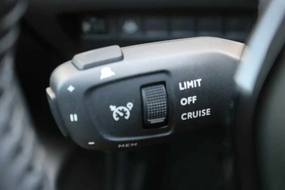 PureTech Allure Pack Voorstoelen verwarmd | Navi | Cruise control adaptief | Apple Carplay/Android | Achteruitrijcamera |