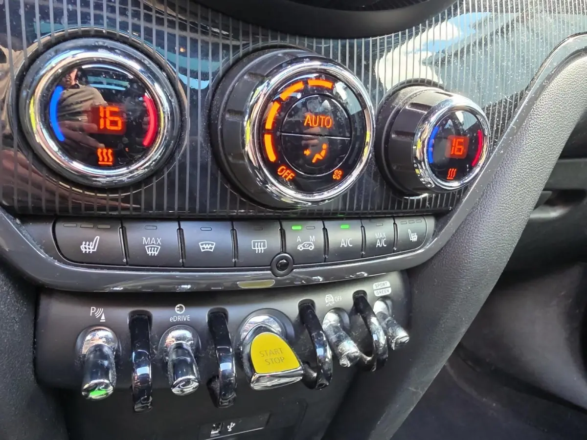 1.5 Cooper ALL4 Chili Automaat | Harmon Kardon audio | Navigatie  | Schuif/kantel dak | Parkeersensoren v + a | Head up display