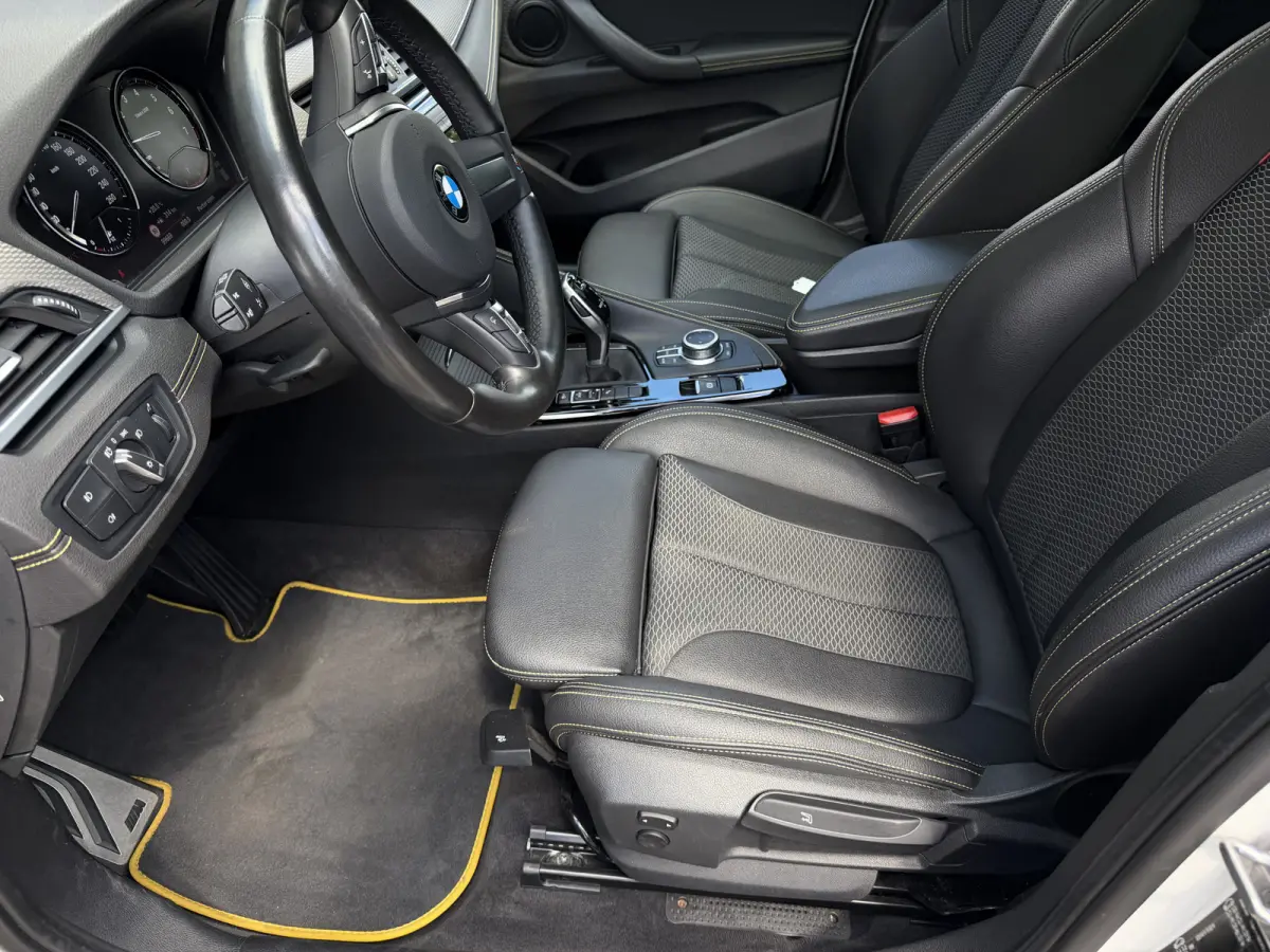sDrive20i High Executive / Automaat / 19'' LM / Camera / Trekhaak (1.800KG) / M pakket /