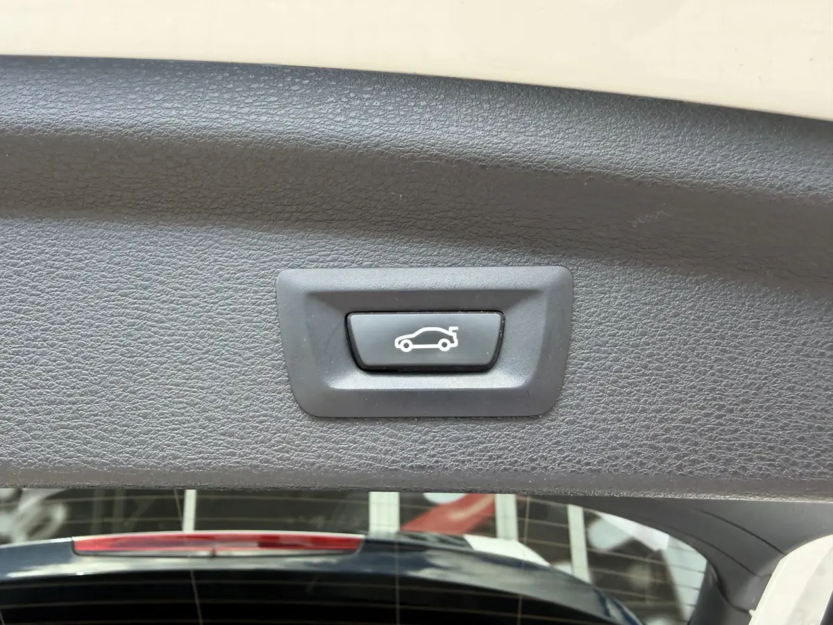 sDrive20i High Executive / Automaat / 19'' LM / Camera / Trekhaak (1.800KG) / M pakket /