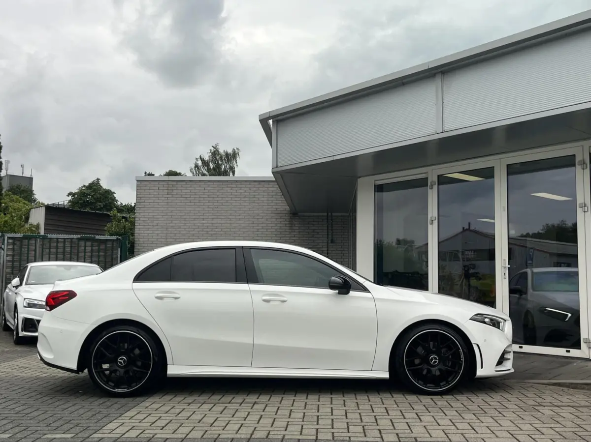 200 AMG CARPLAY+EL TREKHAAK 19INCHNL AUTO