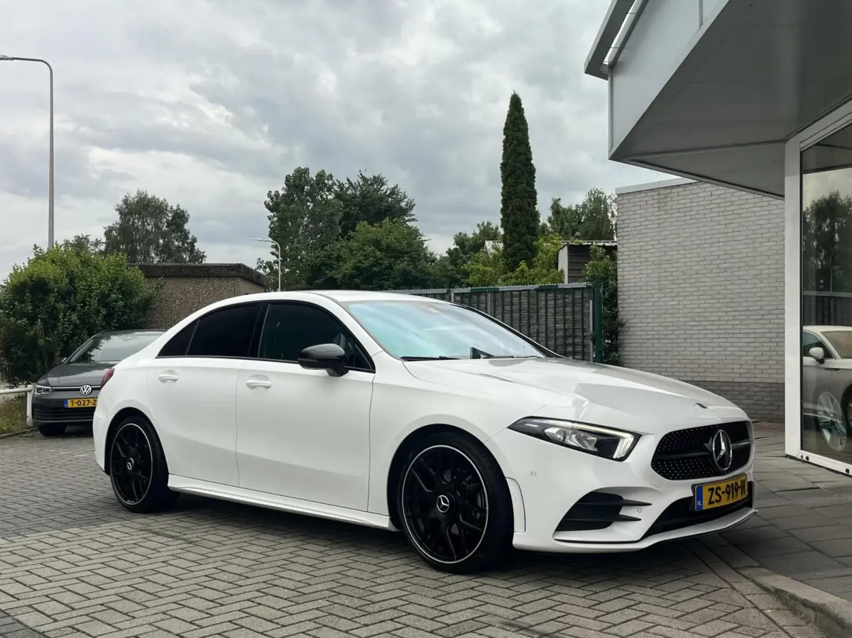 200 AMG CARPLAY+EL TREKHAAK 19INCHNL AUTO