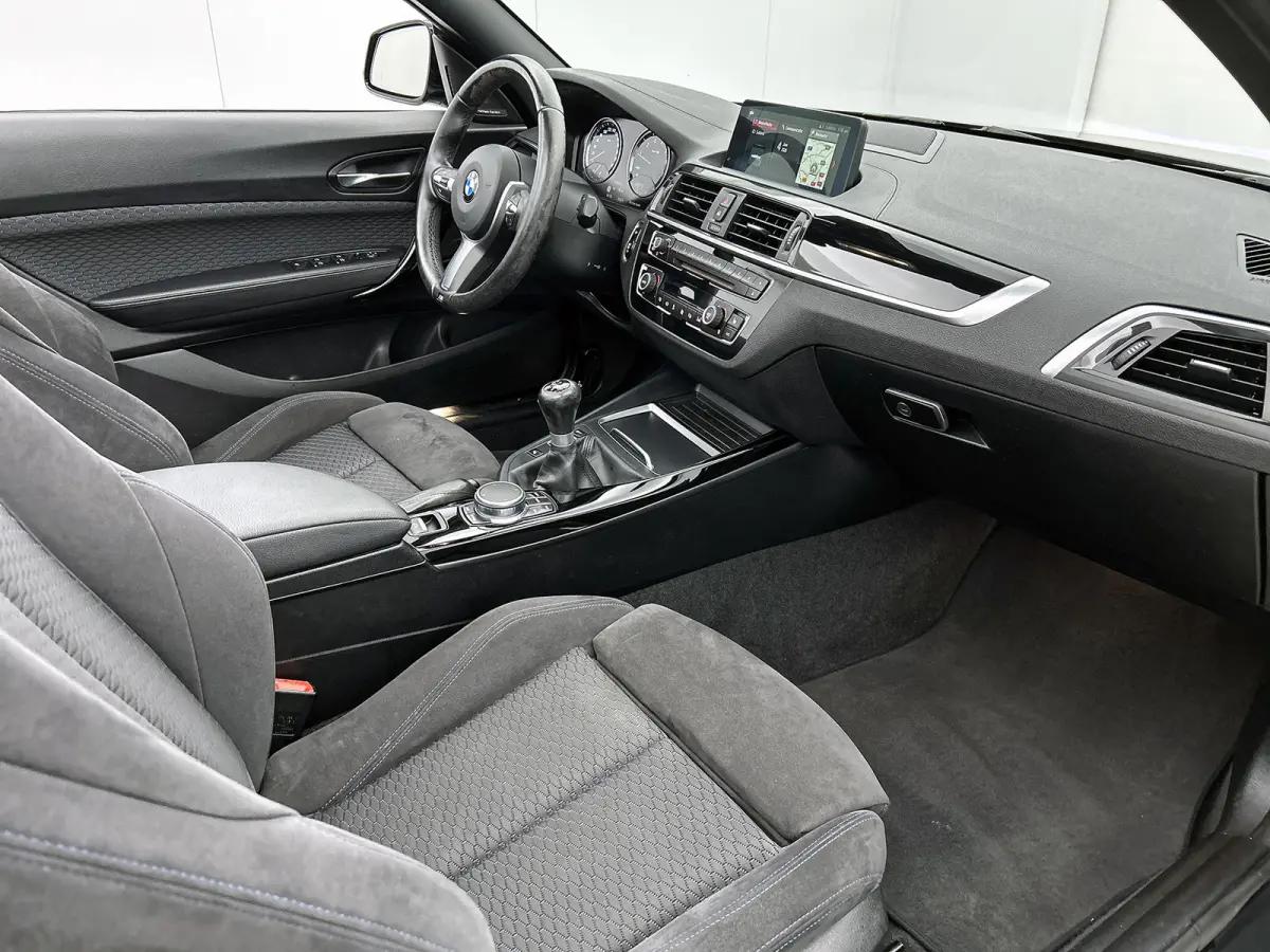 218i High Executive M-pakket (Volledig Dealer OnH, Camera, StoelV, Harman/ Kardon, Navi Pro, Lane Assist, Etc)