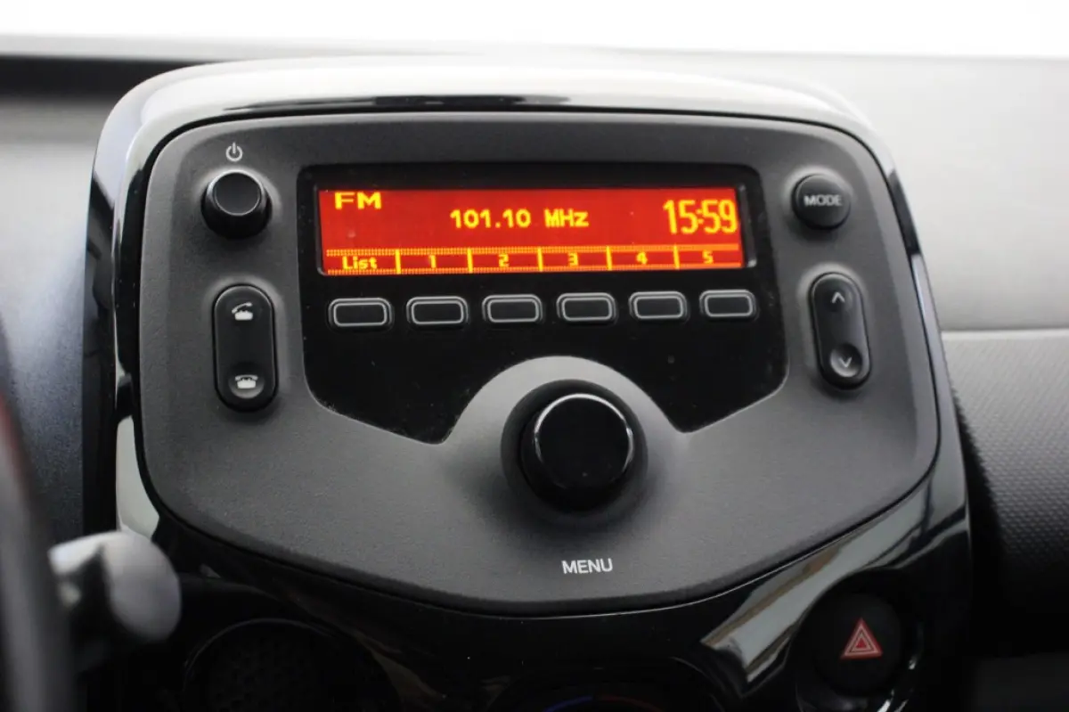 1.0 VTi Feel 5 Deurs - Airco