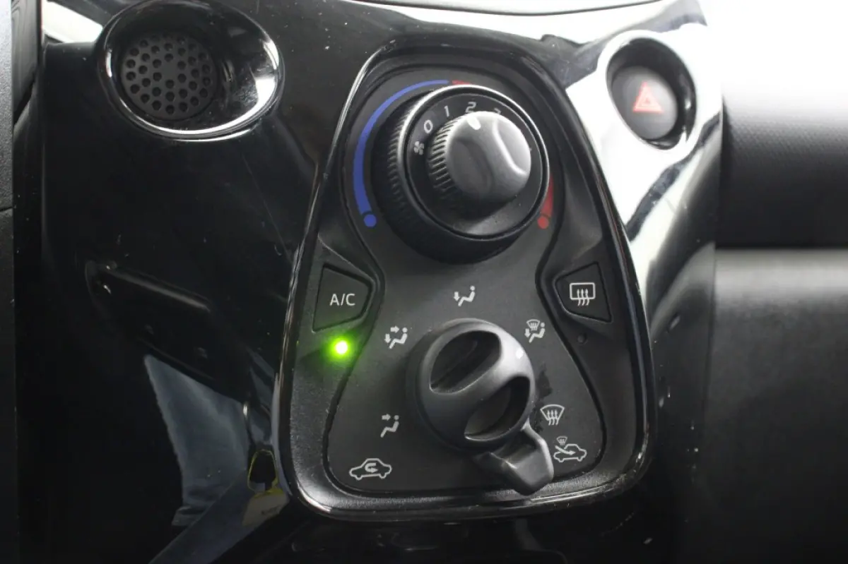 1.0 VTi Feel 5 Deurs - Airco