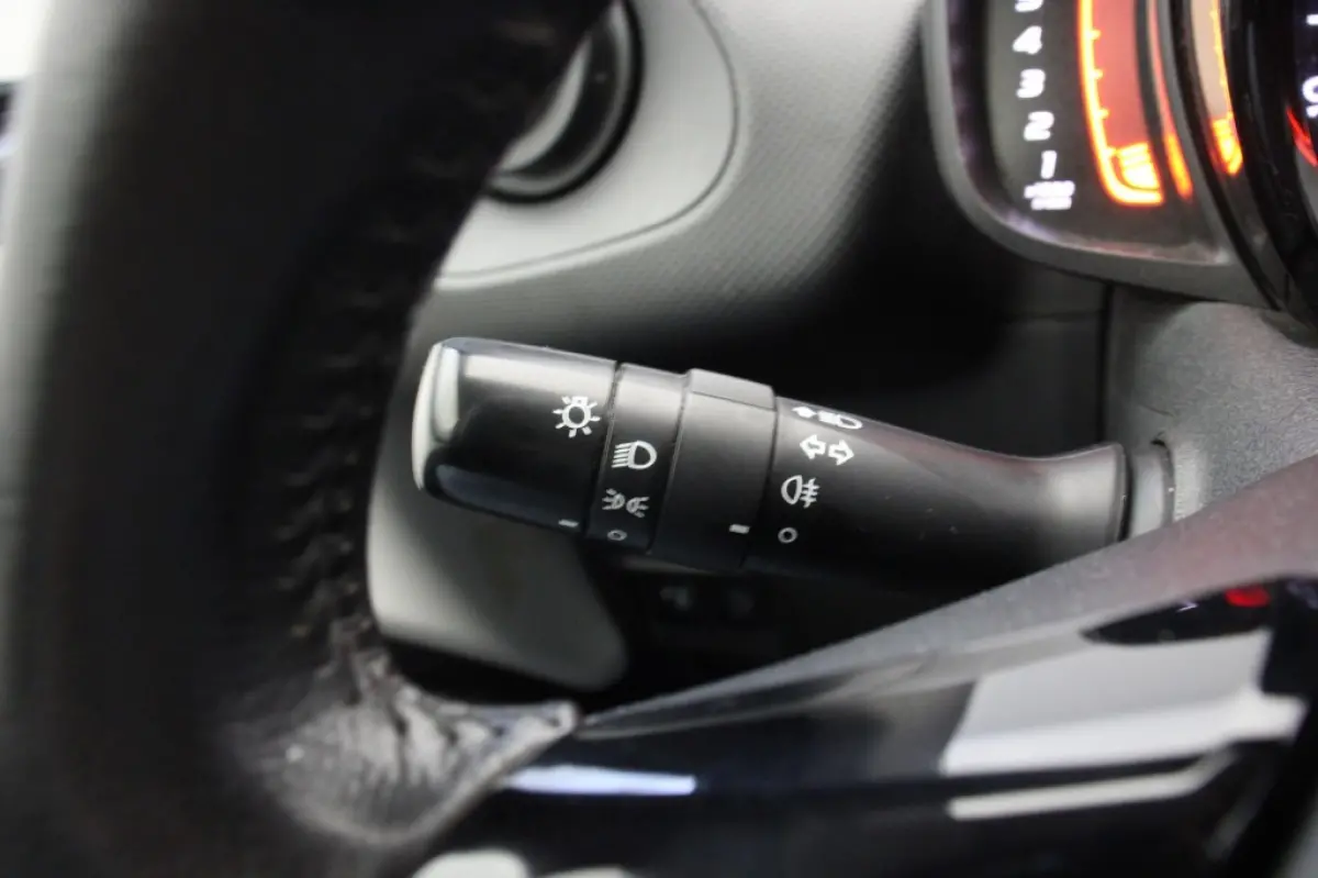 1.0 VTi Feel 5 Deurs - Airco